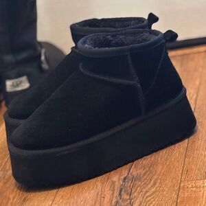 UGG Classic Ultra Mini Platform Black Suede Boots women’s 8 / 39